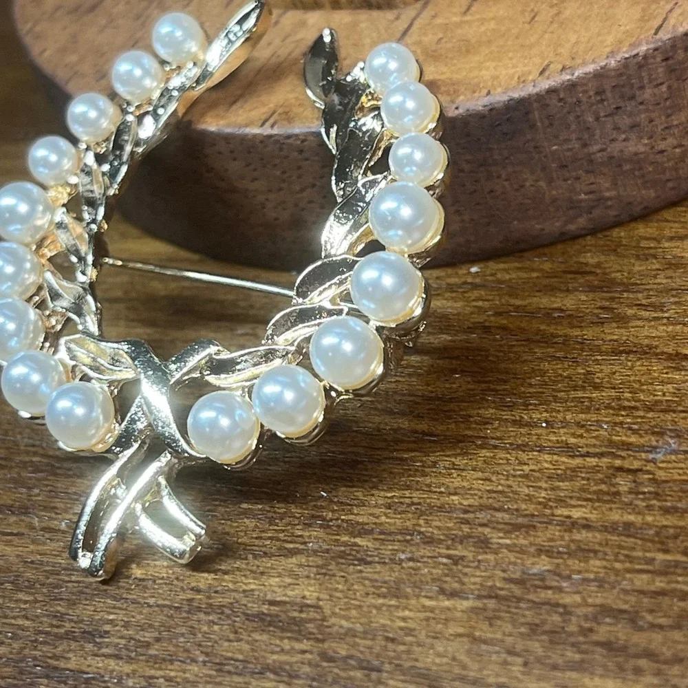 Vtg Gold Tone Faux Pearl Wreath Brooch Laurel Leaf Bow Pin Classic Accessory